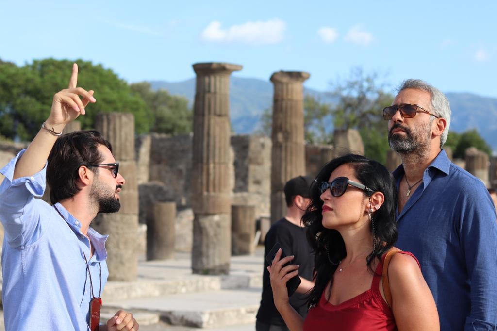 Private guided Pompeii tour with travelers